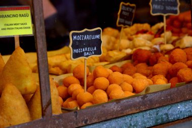 İtalyan tezgahında geleneksel sokak yemekleri satılıyor. Mozzarella topları ve Arancini de dahil.