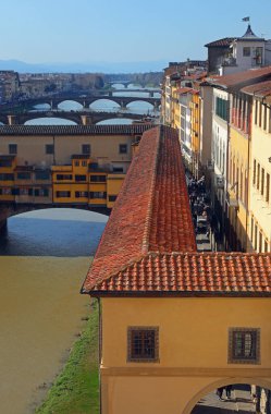 Floransa 'daki PONTE VECCHIO' nun altından geçen CORRIDORIO VASARIANO adlı binanın ve ARNO nehrinin detayları