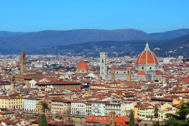 İtalya 'nın ortasındaki Floransa şehrinin mükemmel panoramik manzarası yukarıdan Palazzo Vecchio anıtları ve dev kubbeli katedrali ile birlikte.