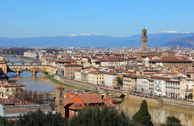 İtalya 'nın merkezindeki Floransa şehrinin üstünden Arno nehri, evlerin çatıları, eski köprüler ve PALAZO VECCHIO kulesi manzarası