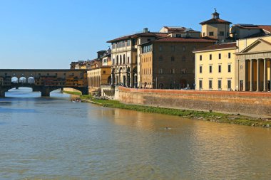 LUNGARNO manzarası Arno nehri kıyıları ve Orta İtalya 'nın Floransa şehrindeki Ponte Vecchio bölgesi