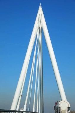 Piacenza D Adige, PD, İtalya - 23 Mayıs 2025: A31 numaralı otoyoldaki köprünün ayrıntıları PONTE STRthe TO ve bir kamyon