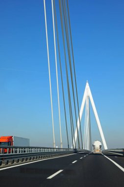 Piacenza D Adige, PD, İtalya - 23 Mayıs 2025: A31 no 'lu otoyoldaki köprünün ayrıntıları PONTE STRthe asphalted road ve lbue sky