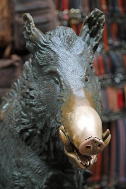 Floransa, FI, İtalya - 2 Mart 2025: sivri dişli metal ya da yaban domuzu dişleri ile burnuna dokunursan şansın yaver gider.
