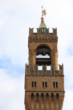 Florence, FI, İtalya - 2 Mart 2025: İtalyan dilinde PALAZO VECCHIO olarak adlandırılan OLD PALACE 'nin çan kulesinin tepesinin ayrıntıları