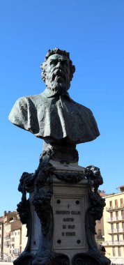 Florence, FI, İtalya - 3 Mart 2025 BENEVENUTO CELLINI ve mavi gökyüzü heykeli