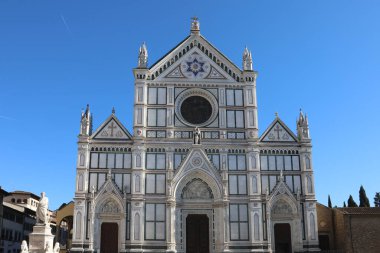 Floransa, FI, İtalya - 3 Mart 2025: Kutsal Haç Kilisesi cephesi aynı zamanda SANTA CROCE olarak da adlandırılır ve Alighieri Dante 'nin ünlü İtalyan şairi ve mavi gökyüzü