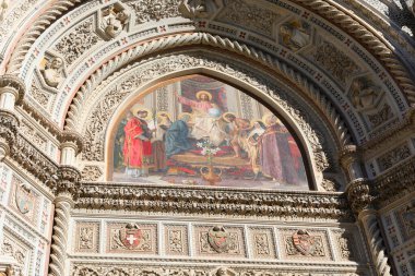 Floransa, FI, İtalya - 3 Mart 2025: DUOMO DI SANTA MARIA DEL FIORE adlı katedralin ön cephesinde kentin beyaz lityum çiçekleri sembollü otlu renkli mozaik