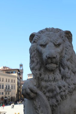 Floransa, FI, İtalya - 3 Mart 2025 Aslan Heykeli ve Kutsal Haç Meydanı şehir merkezinde ve mavi gökyüzünde PIAZZA SANTA CROCE