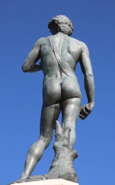 Florence, FI, İtalya - 3 Mart 2025: Michelangelo 'nun DAVID heykelinin kopyası arkadan görülüyor ve Michelangelo Geniş Meydanı' ndaki sıkı kalça ve gökyüzünü gösteriyor