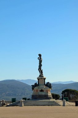 Floransa, FI, İtalya - 3 Mart 2025: DAVID 'nin Bronz heykelinin yerini Firenze kasabası yakınlarındaki Piazzale Michelangelo adlı geniş meydanda Michelangelo Buonarotti sanatçısı aldı.