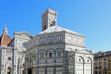 Floransa, FI, İtalya - 4 Mart 2025: Katedral Meydanı anlamına gelen Piazza Duomo Baptistery Kubbesi ve Giotto di BONDone Çan Kulesi 'nin ucu insan olmadan