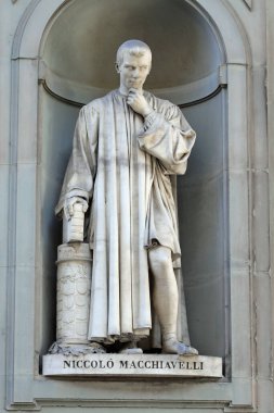 Florence, FI, İtalya - 4 Mart 2025: UFFIZI Müzesi yakınlarındaki NICCOLO MACCHIAVELLI adlı ünlü İtalyan Heykeli