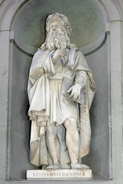 Florence, FI, İtalya - 4 Mart 2025: UFFIZI Müzesi yakınlarındaki LEONARDO DA VINCI adlı Ünlü İtalyan Aertist Heykeli