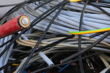 Geri dönüşüm merkezinin konteynırında kullanılan eski elektrik kabloları ayrı atık toplama ve bakır doğru imha ve geri kazanım için