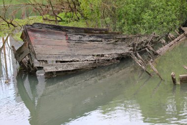 BURCIO ya da BURCHIO adlı batık eski geminin batık yayı İtalyan dilinde BURCI CEMETERY Kuzey İtalya 'da SILE nehrinin kıvrımında önerici bir yer İyilik ve tahıl taşımak için kullanılan batık ahşap tekne enkleri ile