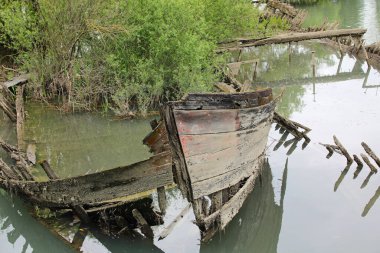 İtalyan dilinde BURCI CEMETERY 'de BURCIO veya BURCHIO adı verilen batık eski geminin pruvası İtalya' da SILE nehrinin kıvrımlarında iyi ve tahıl taşımak için kullanılan batık ahşap tekne enkleri ile önerici bir yer.
