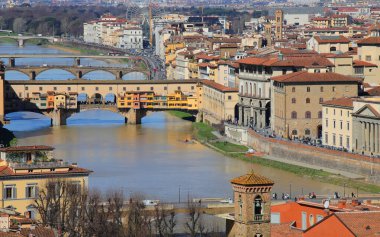 PONTE VECCHIO in Italian Language in Florence City in Central ITALY and the Arno River adlı eski köprünün canlı renkleriyle mükemmel bir manzara.