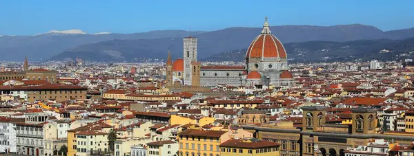 Orta İtalya 'da DUOMO DI SANTA MARIA DEL FIORE adlı Floransa Katedrali manzarası ve arka planda şehir ve dağ apandisleri