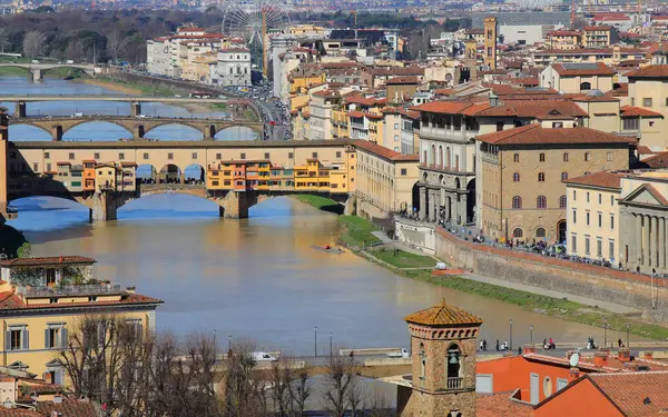 PONTE VECCHIO in Italian Language in Florence City in Central ITALY and the Arno River adlı eski köprünün canlı renkleriyle mükemmel bir manzara.