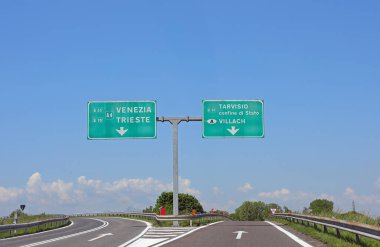 İtalyan yol kavşağı ve yeri VENICE ve Trieste ve solda ve TARVISIO ve Avusturya-İtalya sınırı sağda ve kentte Villach