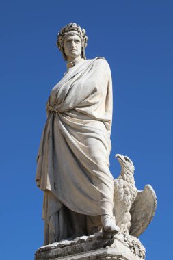 Ünlü yazar DANTE ALIGHIERI 'nin heykeli defne çelengiyle taçlandırıldı ve İlahi Komedya' ya Araf yoluyla cennete ulaşan bir adamın hikayesini yazdı.