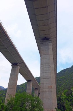 Viyadük 'ün ayrıntıları. Otobanın altından ve üstünden görünen devasa beton sütunlar.