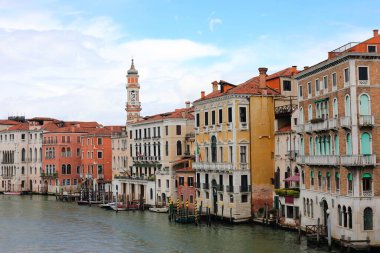 Kuzey İtalya 'daki Venedik Adası' ndaki RIALTO Köprüsü 'nden CANAL GRANDE adı verilen Büyük Kanal' ın önündeki tarihi saray.