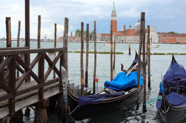 Venedik gölündeki Gondolas 'ı ve İtalya' daki Venedik Adası 'ndaki SAN GIORGIO adlı kilisenin antik çan kulesini demirlemiş.
