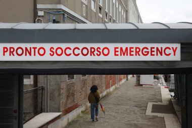 Kuzey İtalya 'daki Venedik Adası' nda kırmızı metinli hastanenin ana kapısı.