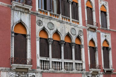 Kuzey İtalya 'daki Venedik Adası' nda renkli camları olan Antik Saray