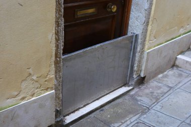 İtalya 'da Venedik' te gelgit yükselmesi durumunda evi korumak için Lekesiz Stgeel 'deki Bulkhead' i de çağırdılar.