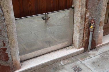 İtalya 'nın kuzeyindeki Venedik Adası' ndaki gelgit yükselmesi durumunda evi korumak için Lekesiz Stgeel 'de bulunan Bulkhead' i de sel girişi olarak adlandırdık.