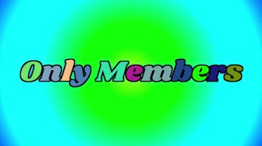 Sözcükler sadece tahmin edilemeyen bir şekilde yanıp sönerken, sahne birbiri ardına renk halkaları arasında yer değiştirip yoğunlaşarak dinamik bir zemin oluşturur.