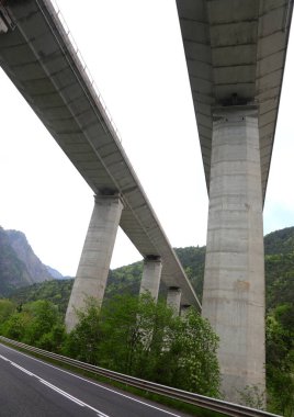 En üstteki otoyolu destekleyen çok yüksek ve geniş beton sütunların altından görüş.