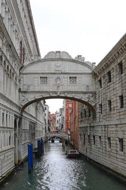 PONTE DEI SOSPIRI olarak adlandırılan çok ünlü iç çekme köprüsü İtalyanca dilinde ve Kuzey İtalya 'da Venedik Adası' ndaki seyir edilebilir kanal