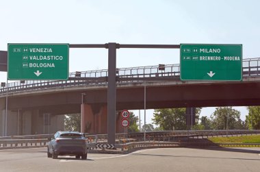 VENICE BOLOGNA veya MILAN 'a büyük trafik işaretli İtalyan konvoyu ve daha fazla konum ve şehir