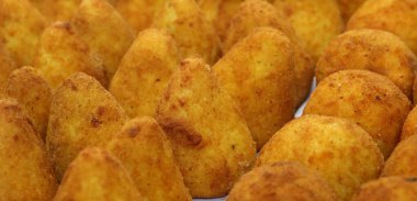 Güney İtalya 'nın Sicilya bölgesinde sebze sosu ve etle doldurulmuş tipik bir yemek olan ARANCINI veya ARANCINE adı verilen ORANGE FRIED Gıda