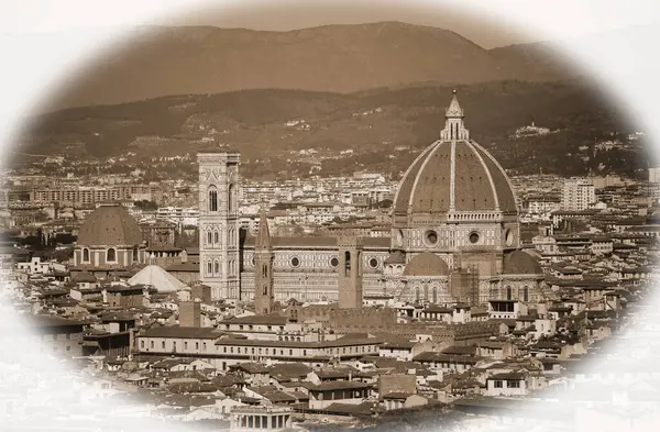 İtalya 'daki Floransa Katedrali. Brunelleschi Mimarı' nın çok büyük Kubbe 'si. Eski beyaz vignet efektli.
