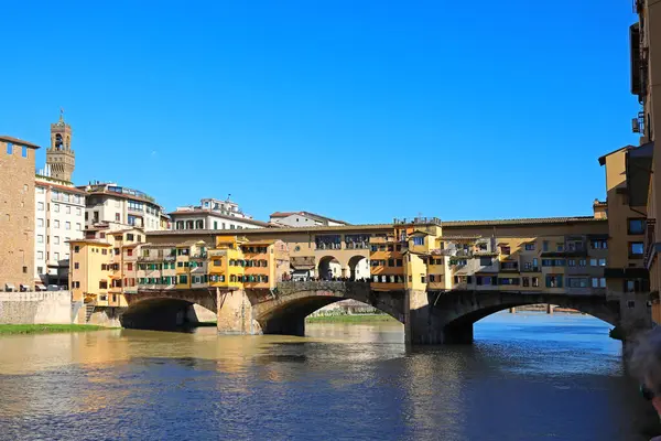 Ponte Vecchio, İtalya 'nın Floransa şehrinde ve Arno Nehri' nde İtalyanca 'da eski bir köprü anlamına geliyor.