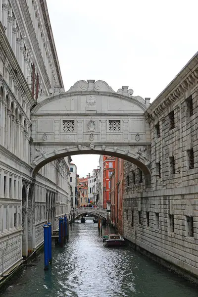 PONTE DEI SOSPIRI olarak adlandırılan çok ünlü iç çekme köprüsü İtalyanca dilinde ve Kuzey İtalya 'da Venedik Adası' ndaki seyir edilebilir kanal