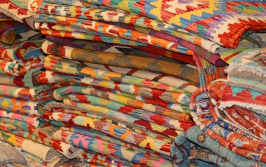 Çeşitli biçimlendirilmiş geometrik şekillere sahip birçok kilimin arkaplanı