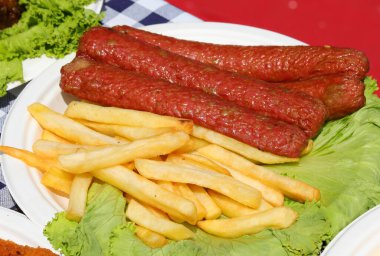 Yeşil yapraklı sosis ve patates kızartması köy festivallerinin tipik yemeğidir.