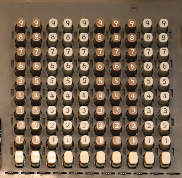 Eski bir yazarkasanın eski bir tebeşir klavyesinde basılacak çok sayıda sayı ve nabız var.