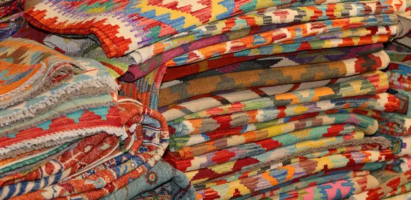 Renkli geometrik şekilli çeşitli halıların arkaplanı