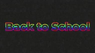 Gökkuşağı renginde renkli bir kenarı olan okula dönüş cümlesi, siyah bir arkaplan üzerine kurulmuş dumana benzer bir görsel bozulma etkisi ya da yağan kar atmosferik bir sunum yaratıyor.