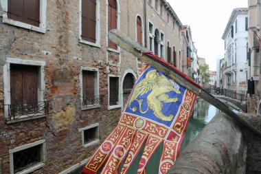 Venezia, VE, İtalya - 6 Mayıs 2025: Kanatlı Sarı Aslan sembollü bayrak