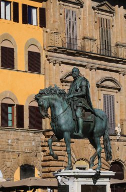 Floransa, FI, İtalya - 3 Mart 2025: Atlı Cosimo I de Medici anıtı Giambologna
