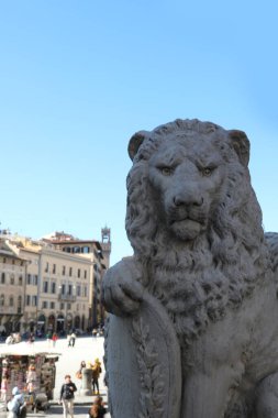 Floransa, FI, İtalya - 3 Mart 2025: Aslan Heykeli ve Kutsal Haç Meydanı 'nın arka planda ve mavi gökyüzünde PIAZZA SANTA CROCE
