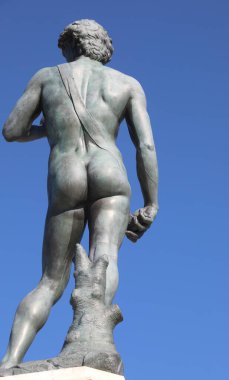 Floransa, FI, İtalya - 3 Mart 2025: Michelangelo 'nun bronz heykeli Michelangelo' nun arkadan görülen ve Michelangelo Geniş Meydanı 'ndaki sert kalça ve mavi gökyüzünü gösteren heykeli
